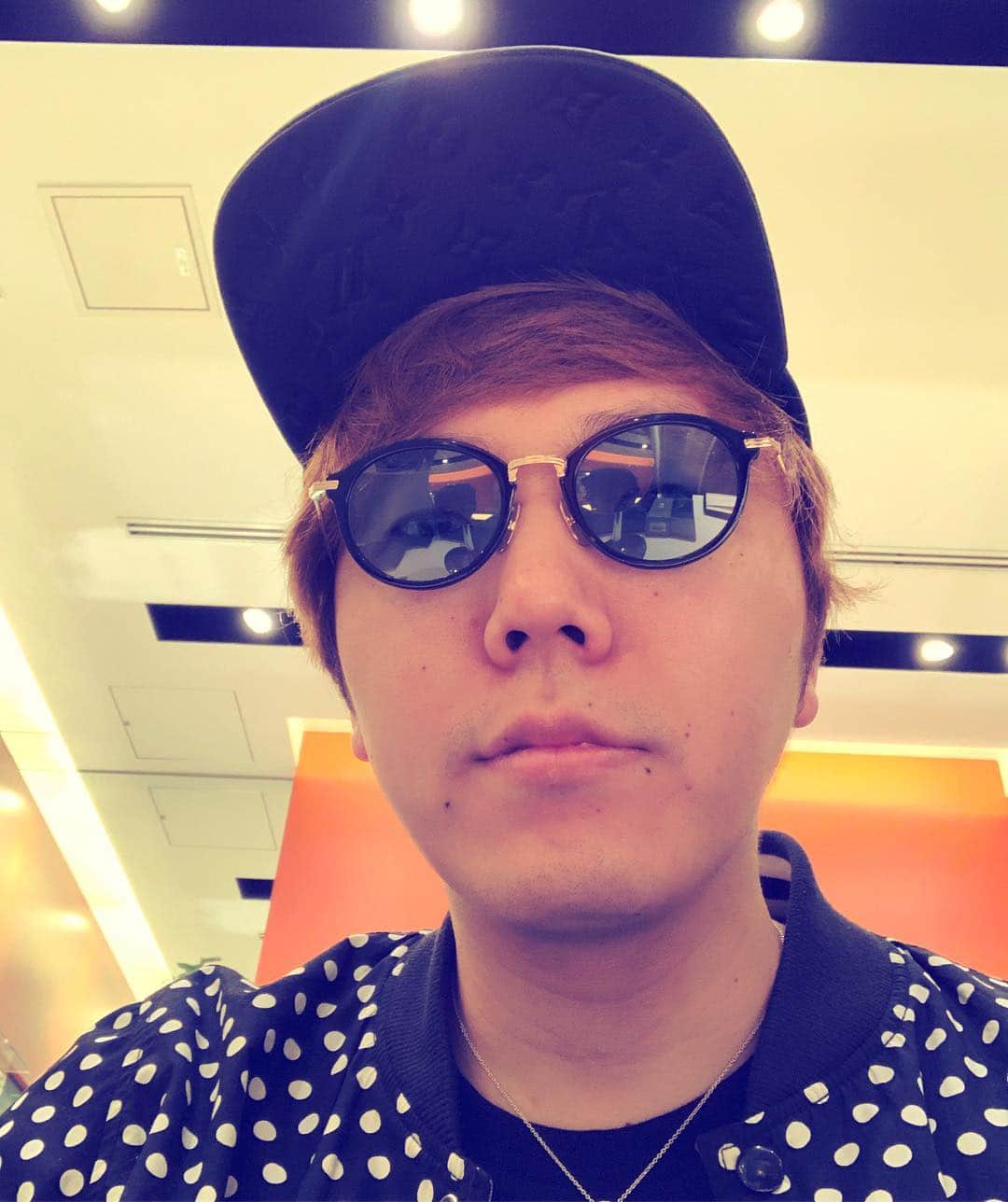 HIKAKINのインスタグラム：「NEWサングラス😎  #sunglasses  #thombrowne」