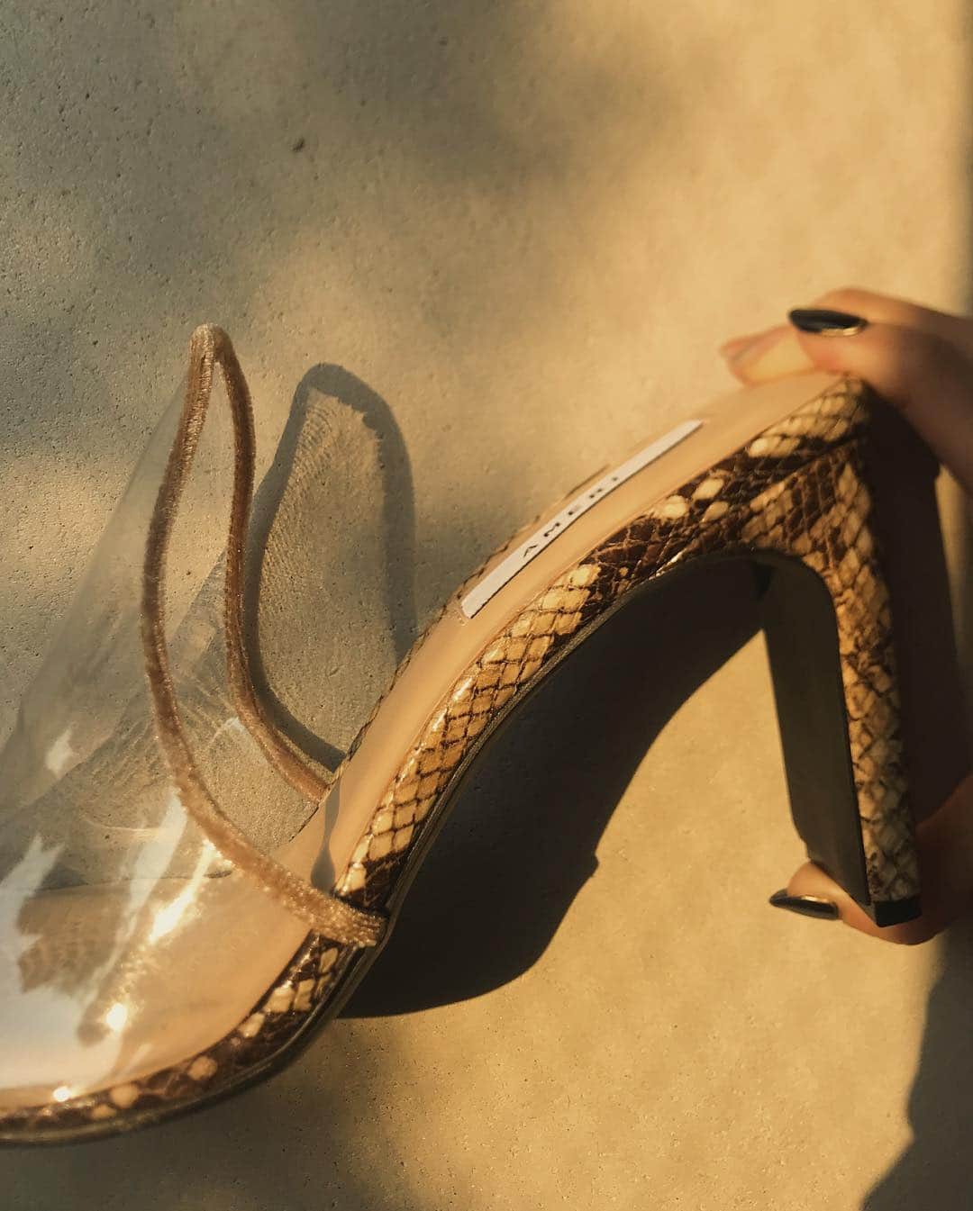 黒石奈央子さんのインスタグラム写真 - (黒石奈央子Instagram)「めっっっちゃくちゃ可愛いお靴が上がってきたの😍😍 .  MEDI CLEAR WINDOW MULE ¥18500 +tax . . パイソンベースにベージュのベロアパイピングと、ブラックベースに、ブラックベロアの二色展開！ これは自分的アメリ史上一番お気に入り靴かもしれない😍😍 なによりもこのパイソンの素材が可愛すぎて他にもたくさん展開予定！ そして、なんとこの子もMEDI先行受注に、追加しました！ なので確実に手に入るチャンスです！ . 是非ゲットしてね！ . 先行期間 ※WEBSTOREのみ 3/18  午後12時〜 3/22 午後13時まで . 是非チェックしてね！ . @ameri_daikanyama @amerivintage @ameri_shinjuku #ameri#amerivintage #meditteraline #メデイタラライン#2019ss  #大人ファッション #大人コーディネート #大人スタイル #modestyle #modefashion#modecasual」3月13日 20時32分 - blackstone705