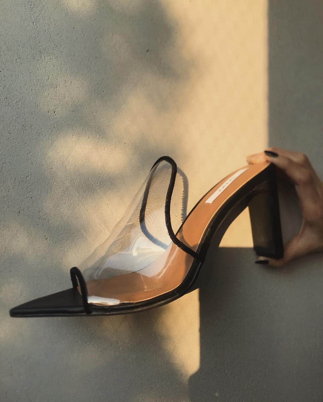 黒石奈央子さんのインスタグラム写真 - (黒石奈央子Instagram)「めっっっちゃくちゃ可愛いお靴が上がってきたの😍😍 .  MEDI CLEAR WINDOW MULE ¥18500 +tax . . パイソンベースにベージュのベロアパイピングと、ブラックベースに、ブラックベロアの二色展開！ これは自分的アメリ史上一番お気に入り靴かもしれない😍😍 なによりもこのパイソンの素材が可愛すぎて他にもたくさん展開予定！ そして、なんとこの子もMEDI先行受注に、追加しました！ なので確実に手に入るチャンスです！ . 是非ゲットしてね！ . 先行期間 ※WEBSTOREのみ 3/18  午後12時〜 3/22 午後13時まで . 是非チェックしてね！ . @ameri_daikanyama @amerivintage @ameri_shinjuku #ameri#amerivintage #meditteraline #メデイタラライン#2019ss  #大人ファッション #大人コーディネート #大人スタイル #modestyle #modefashion#modecasual」3月13日 20時32分 - blackstone705