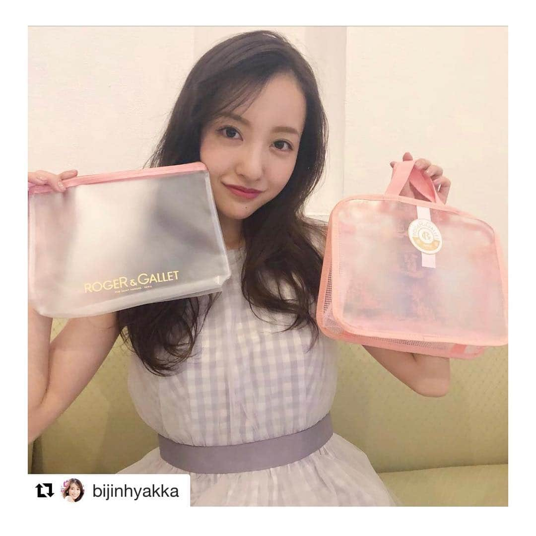 板野友美さんのインスタグラム写真 - (板野友美Instagram)「美人百花4月号発売中です😳💓 #Repost @bijinhyakka with @get_repost ・・・ 本日発売の美人百花4月号付録、ロジェ・ガレのスパバッグ💖 先日のビューティ企画の撮影で、ともちんも「バッグとして普通に使いたいくらいクオリティ高くて可愛い💕」と大絶賛してくれました」3月13日 21時09分 - tomo.i_0703