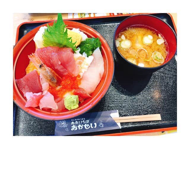 林美沙希さんのインスタグラム写真 - (林美沙希Instagram)「女川駅のハマテラス内にあるお店で食べた"女川丼"が絶品でした。 たっぷりのった海鮮、あら汁もしっかり食べられる部位までたくさん入っていて満腹になりました😊  #女川#ハマテラス#女川丼#海鮮#めかぶも#あら汁#大好き#絶品#お腹いっぱい」3月13日 21時32分 - misaki0hayashi