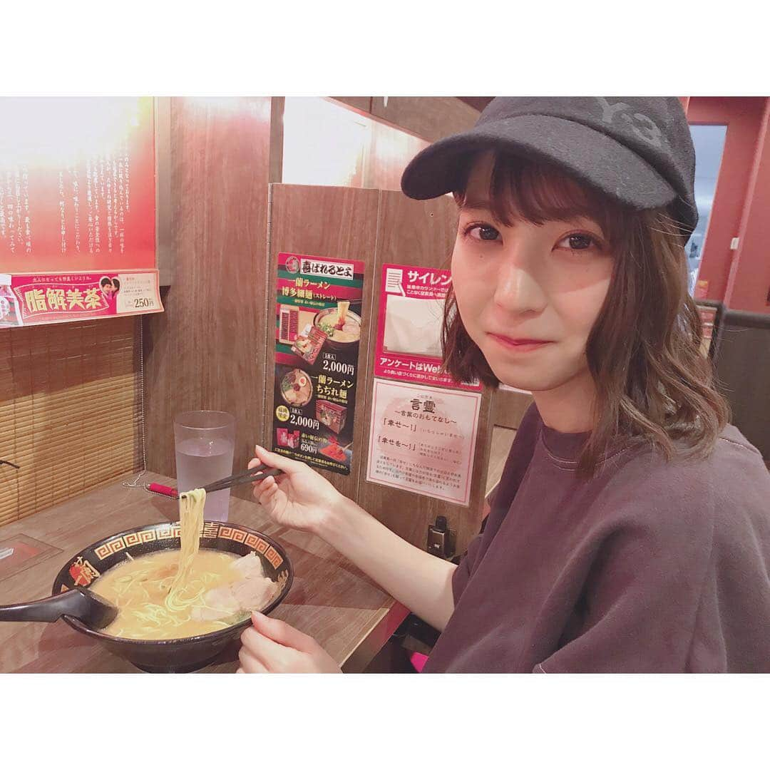 松岡菜摘さんのインスタグラム写真 - (松岡菜摘Instagram)「. . 飛行機遅延してたから 搭乗口の横にできた一蘭に☺️ この写真のわたしラフすぎ。笑 . そして たまに食べるラーメンておいし☺︎ . #ODAカメラ #ラーメン #ramen #ichiran #🍜」3月13日 21時33分 - natsustagram_hkt