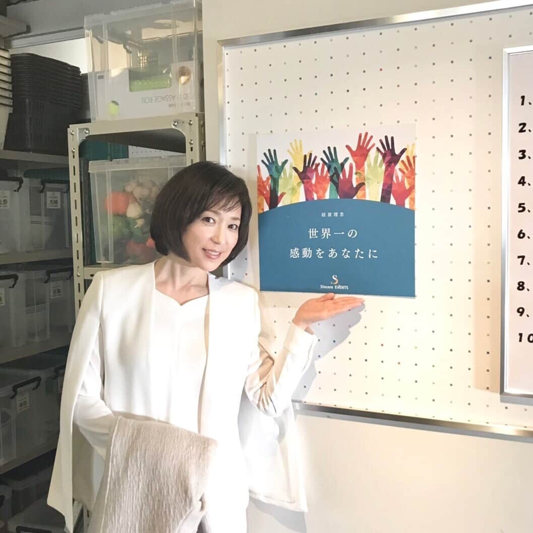 若村麻由美さんのインスタグラム写真 - (若村麻由美Instagram)「【告知】staff Bです。撮影の合間にパシャリ✨ . 本日14日21時〜TV朝日系『ハケン占い師アタル』いよいよ最終回。15分拡大です。 前回の最後、アタルはキズナから自由になれたと思った矢先に倒れてしまいました😨⚡️カナリアを放してしまったからでしょうか？ Dチーム最後のイベントは無事終えられるのでしょうか？ また、キズナさんは「本物の占い師になってみせる」と宣言し今後も占いを続けるとのこと🤔🔮どこに行けば占ってもらえるのでしょうか😦… . 📺3月14日(木)21:00～ TV朝日系 『ハケン占い師アタル』最終回15分拡大スペシャル https://www.tv-asahi.co.jp/ataru/ . #若村麻由美 #mayumiwakamura #ハケン占い師アタル #テレビ朝日 #ドラマ #連ドラ #杉咲花 #小澤征悦 #志田未来 #間宮祥太朗 #志尊淳 #野波麻帆 #板谷由夏 #及川光博 #遊川和彦 #最終回 #占い師 #キズナ #アタル #Dチーム #最後のイベント #是非ご覧ください #👀」3月13日 21時45分 - mayumiwakamura_official