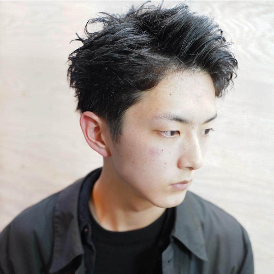 並木一樹さんのインスタグラム写真 - (並木一樹Instagram)「men's hair ・ クラシックベリーショートのニュアンスパーマ🌿🌿🌿 ・ 直毛の人はピンパーマで柔らかくすると楽ちんです🌿🌿 ・ お洒落でクリーンなヘアスタイルにしたい方は是非並木まで！お任せください✂︎ #クラシックベリーショート #ナミキベリーショート #昭和ベリーショート #ベリーショート #ショートヘア #メンズショート #メンズベリーショート  #アップバング #就活ヘア #就活 #爽やかヘア」3月13日 21時43分 - casi_namiki