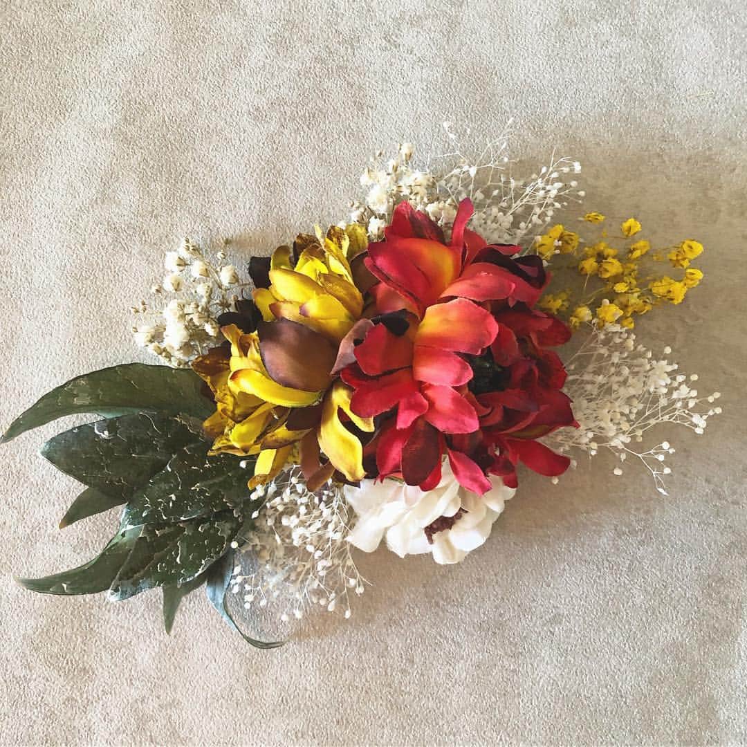 waco⭐️CHACOのインスタグラム：「卒業式や結婚式、来年の成人式の髪飾りのオーダーメイド🌸 お衣装に合わせて作る髪飾り。 お花合わせがとっても楽しくて、幸せいっぱいです✨ みなさんの幸せな時間に花を添えれてとても嬉しいです🥰」