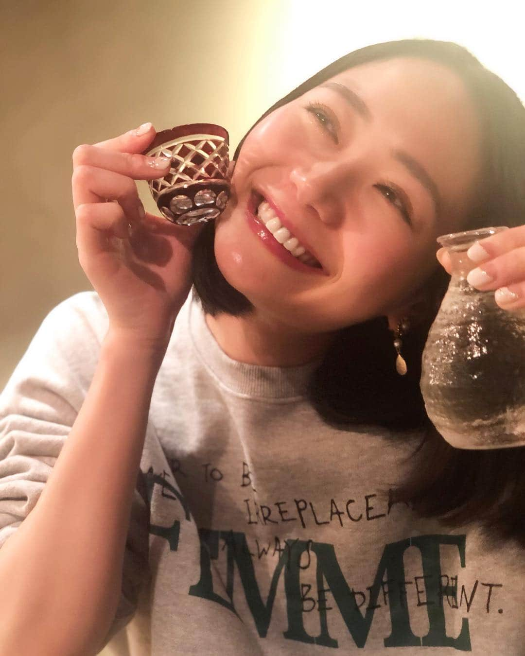 緑川静香さんのインスタグラム写真 - (緑川静香Instagram)「#彼女と日本酒なうに使っていいよ🍶 その2 笑  #しーたん日本酒録 #日本酒 #唎酒師 #日本酒女子 #sake #japanesesake #sakemaster #sakestagram #sakegram #徳利 #おちょこ  #楽しそう 笑 #最後の写真見て #緑のオーヴが映ってる #幸せの写真やんっ #いいことあるやつやんっ #日本酒らぶ」3月13日 21時51分 - midorikawa_shizuka