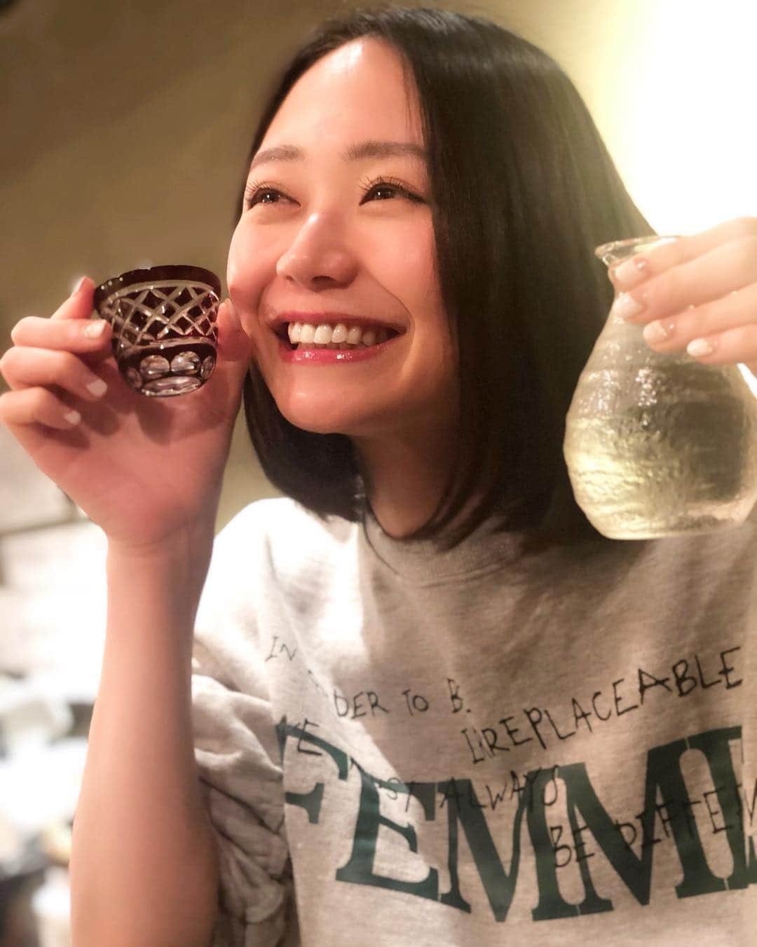 緑川静香さんのインスタグラム写真 - (緑川静香Instagram)「#彼女と日本酒なうに使っていいよ🍶 その2 笑  #しーたん日本酒録 #日本酒 #唎酒師 #日本酒女子 #sake #japanesesake #sakemaster #sakestagram #sakegram #徳利 #おちょこ  #楽しそう 笑 #最後の写真見て #緑のオーヴが映ってる #幸せの写真やんっ #いいことあるやつやんっ #日本酒らぶ」3月13日 21時51分 - midorikawa_shizuka