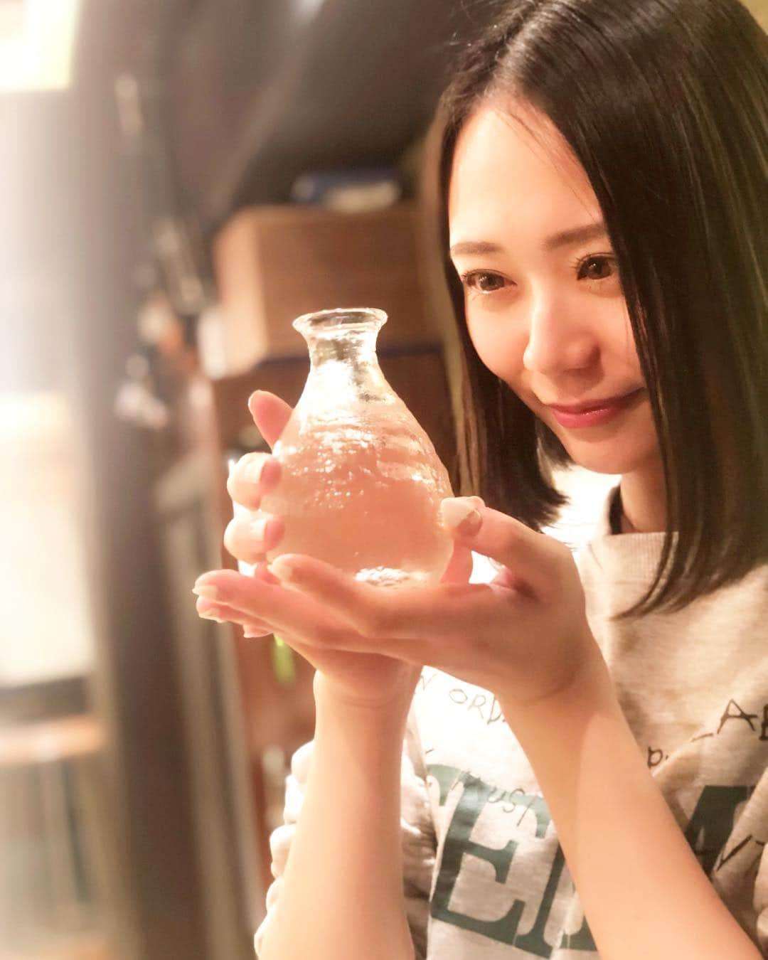 緑川静香さんのインスタグラム写真 - (緑川静香Instagram)「#彼女と日本酒なうに使っていいよ🍶 その2 笑  #しーたん日本酒録 #日本酒 #唎酒師 #日本酒女子 #sake #japanesesake #sakemaster #sakestagram #sakegram #徳利 #おちょこ  #楽しそう 笑 #最後の写真見て #緑のオーヴが映ってる #幸せの写真やんっ #いいことあるやつやんっ #日本酒らぶ」3月13日 21時51分 - midorikawa_shizuka