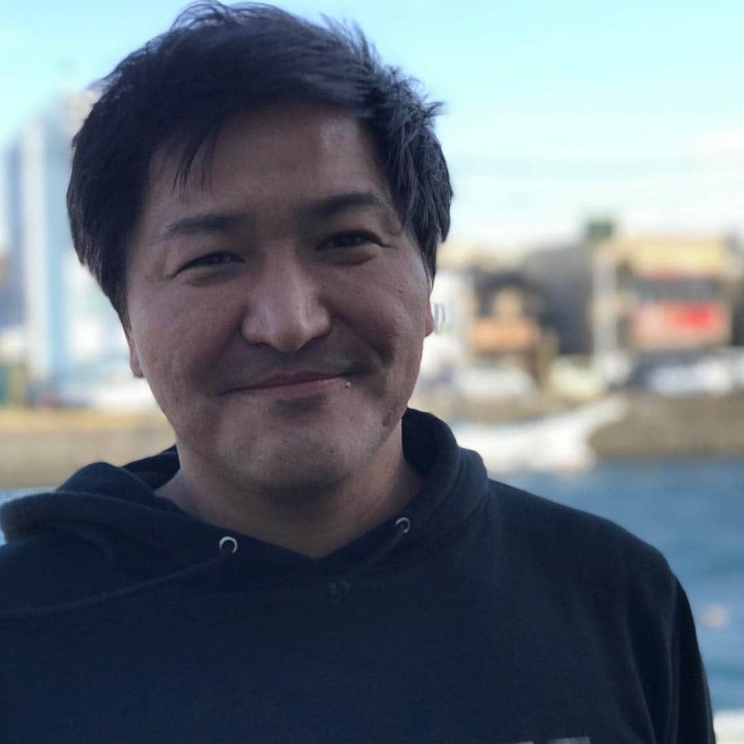 川島明のインスタグラム：「スリムクラブ真栄田  #コンビニ深夜バイトの先輩 #失恋した女友達を慰めていた男の「俺じゃだめかな？」の顔 #事件を起こした整体師のフェイスブックのプロフィール写真 #和解できるタイプの進撃の巨人 #ボートレース浜名湖を得意とする競艇選手 #撮影したものの使われなかったファンキーモンキーベイビーズのジャケット #ナイナイのお見合い大作戦に出場してる自衛隊員 #クッパに自慢話を聞かされてる時のドッスン #独特の世界観がつくれる奇才」