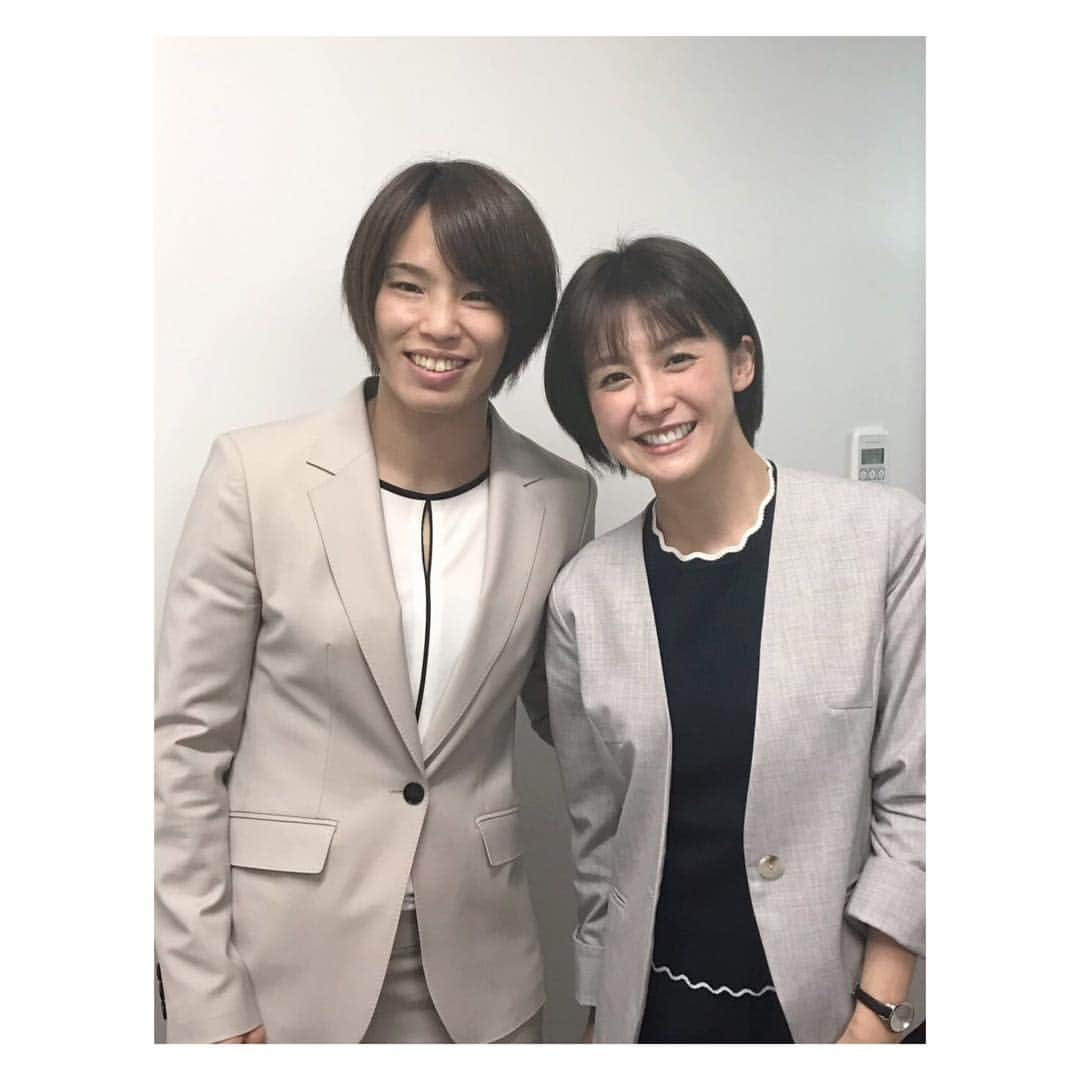 宮司愛海さんのインスタグラム写真 - (宮司愛海Instagram)「東京オリンピックまであとちょうど500日🗓だった昨日、渋谷で行われたPARA☆DO!のトークイベントへ行ってきました(^^) 登壇されたのは、パラ柔道・永井崇匡選手とロンドン五輪の金メダリスト・松本薫さん。そしておなじみフジテレビ柔道リポーターの三四六さん！ とくに視覚障がい者柔道に関しては知らないことだらけのトークショーでした。 . 視覚に障がいのある方たちの柔道は「組んだ状態」から始まります。つまり、4分間基本的には一時も手を離さない訳なので、その分体力の消耗も激しく、互いの力がダイレクトに伝わるんです。 松本さんは以前合宿で視覚障がいをもつ選手と稽古をしたことがあるそうなのですが、息遣い一つひとつを読み取られているような感覚で、怖さすら感じたんだそう...！ . また、視覚障がい者柔道には体重別の階級分けはあっても、障がいの程度では区別がありません。全盲の永井選手も、弱視などの選手と同じように組んで戦うのです。全盲であることはやはり不利だけど、それでも金メダルを目指して戦いたいという永井選手の強いことばが心に残りました。 . 永井選手に昨年夏のアジアパラ大会で獲得した銅メダルを見せていただくと、裏面には大会名の点字が入っており、どの色のメダルかが分かるよう振るとシャンシャンという音がするようになっていました😳 触れてみるまで分からないこと、たくさんありますよね。知ったからこそ踏み出せる一歩があると感じた１日になりました。 . おまけ？ トークショー前になんとカツサンド4人前（！）を食べたという永井選手。撮影者からのカツサンドを食べる時の表情で！という不思議な指示に、なにそれー！の瞬間。笑 . #永井崇匡 選手 #松本薫 さん #パラ柔道 #視覚障害者柔道 #PARADO #集合写真 #撮りそびれ #涙」3月13日 22時12分 - manami_miyaji