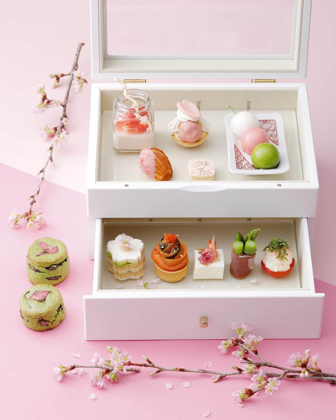 のインスタグラム：「セントレジスホテル大阪 ————————————————————— ﻿ 「SAKURAアフタヌーンティー」や桜をテーマにしたイタリアンコースが登場！  桜の花びらをあしらったプチシューや3色団子に見立てたムース、桜を型どったサンドウィッチがジュエリーボックスに！ . 🔍詳しくは⬇︎ https://harapeco.news/st-regis-osaka2/ 😋—————————————————————😋 . #桜アフタヌーンティー #桜コース #🍰 #ケーキ #ジュエリーボックス #cake  #お花見 #だんご #🍡 #お団子 #SAKURAアフタヌーンティー #さくらスイーツ #セントレジスホテル大阪 #デザート #セントレジスバー #春 #スイーツテロ  #桜 #スイーツ #cafe #おしゃれ #さくら #SAKURA #🌸 #アフタヌーンティー  #グルメサイト #afternoontea  #食レポ #飯テロ #大阪 😋—————————————————————😋」