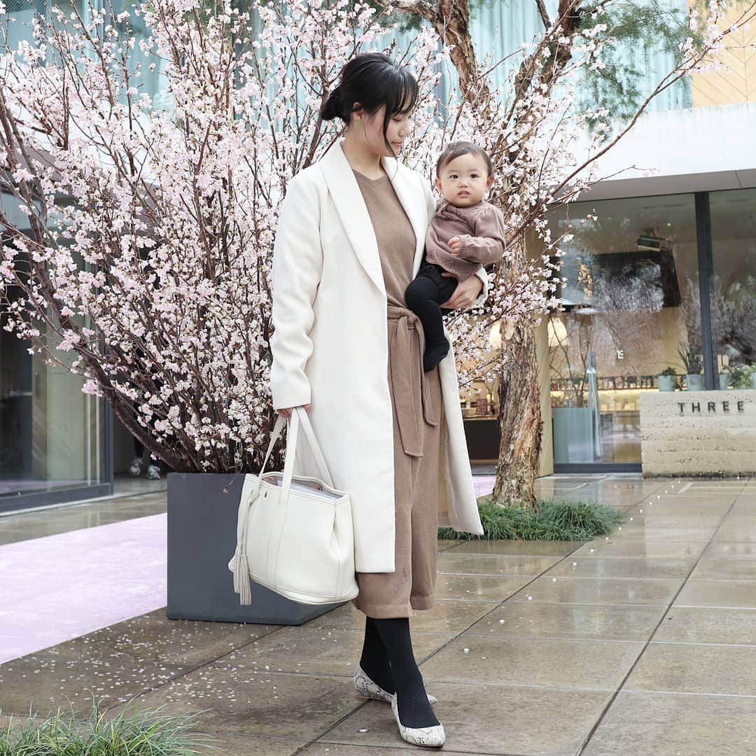 Eri Satoのインスタグラム：「brown×black×ivoryリンクコーデ · coat : @kobe_lettuce shoes: @randa_pic bag: @kalie_official · 先日のコーデ だいぶ暖かくなってきて嬉しい～😊 THREEの前にたくさん桜があって綺麗でした🌸 去年は出産直後で出来なかったから、今年はお花見したいなぁ😋 ·  #mamagirl#locari#コーディネート#ママコーデ#ママファッション #プチプラ#プチプラコーデ #親子リンクコーデ#親子リンクコーデ愛好家#親子#読者モデル#読モ#ママモデル #l4like #instagood#outfit #simple #coordinate  #fashion #casual #コーデ#シンプルファッション#カジュアル #style #お洒落さんと繋がりたい #code #ファッション#ootd」