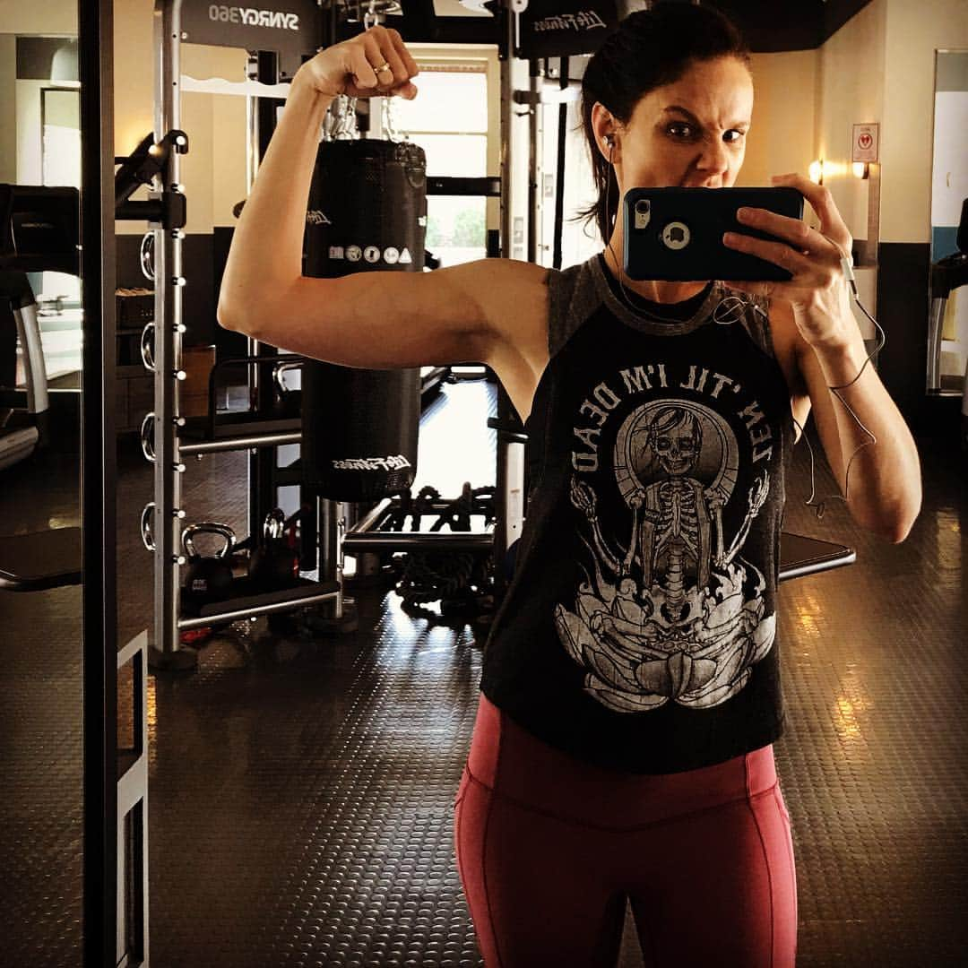 サラ・ウェイン・キャリーズさんのインスタグラム写真 - (サラ・ウェイン・キャリーズInstagram)「swole AF.  roar. 🐯 💪🏽 #sweat #evenifyourekindofsmall」3月14日 0時30分 - sarahwaynecallies