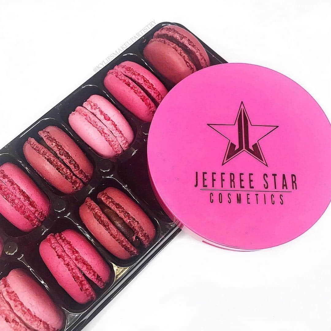 Jeffree Star Cosmeticsさんのインスタグラム写真 - (Jeffree Star CosmeticsInstagram)「MORNING TREAT 👅👅 This is looking sweet as ever 🤤🤤 What #SkinFrost shade of our is your top pick?? ❄️❄️ Photo by: @kyliesmakeupartistry  #jeffreestarcosmetics #vegan #highlighter」3月14日 0時30分 - jeffreestarcosmetics
