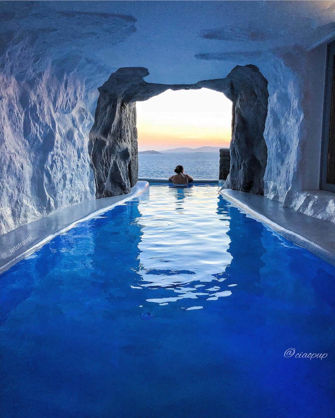 Wonderful Placesさんのインスタグラム写真 - (Wonderful PlacesInstagram)「Have you ever stay at the poolcave suite??? Picture by ✨@ciaopup✨ follow her awesome feed!!! ✨@ciaopup✨ . @cavotagoomykonos」3月14日 0時23分 - wonderful_places