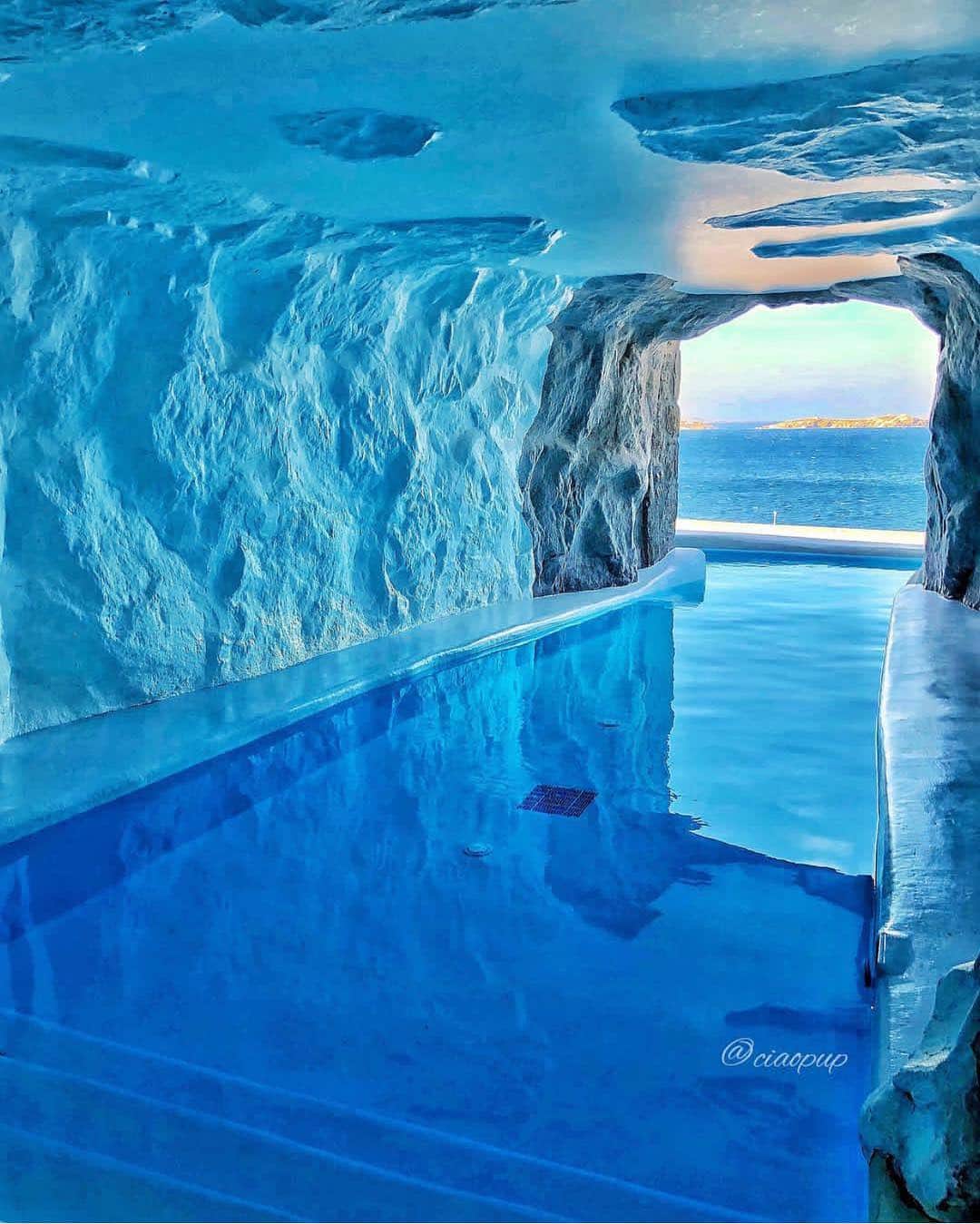 Wonderful Placesさんのインスタグラム写真 - (Wonderful PlacesInstagram)「Have you ever stay at the poolcave suite??? Picture by ✨@ciaopup✨ follow her awesome feed!!! ✨@ciaopup✨ . @cavotagoomykonos」3月14日 0時23分 - wonderful_places