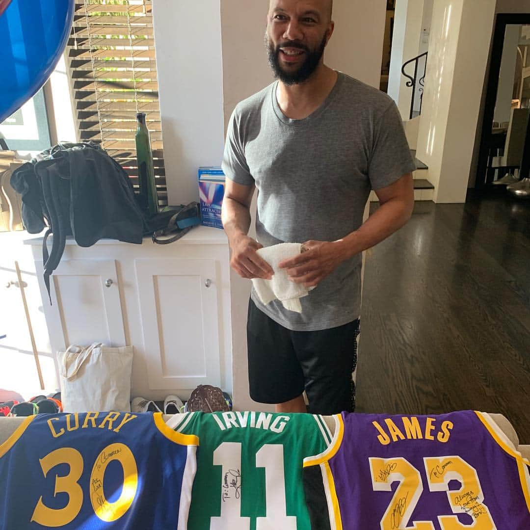 コモンさんのインスタグラム写真 - (コモンInstagram)「Thank you!  Thank you!  Thank you!  Thanks to my team for the best Bday gifts for a basketball junkie!  Also, thanks to @stephencurry30 @kyrieirving & @kingjames for the signed jerseys.  And thx to @jim_ice for making it happen!」3月14日 0時39分 - common