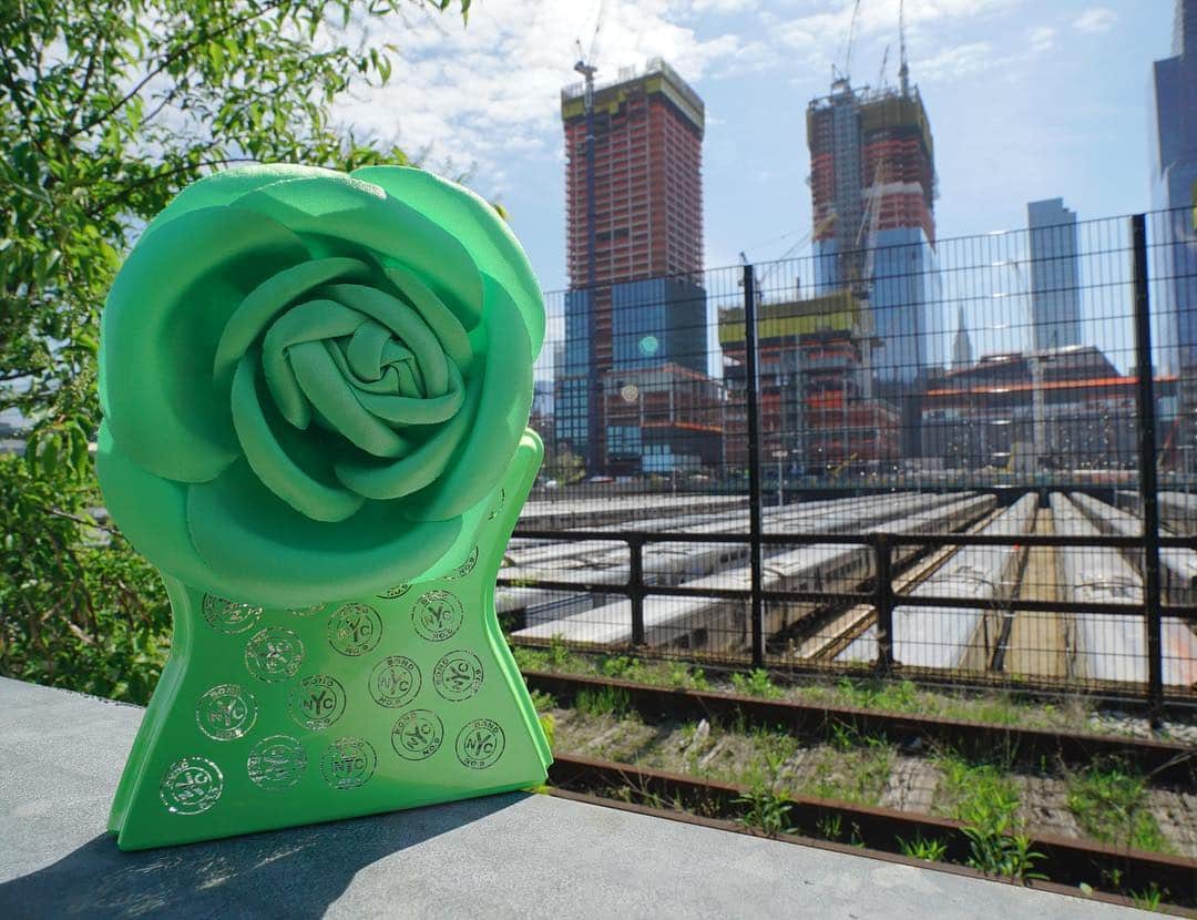 のインスタグラム：「Hudson Yards—a springtime scent inspired by new beginnings. Notes include sparkling freesia, peony buds, lychee, orange flower absolute, pink pepper oil  #bondno9 #bondno9ny #hudsonyards #newyork #newyorkcity #fragrance #perfume #love」