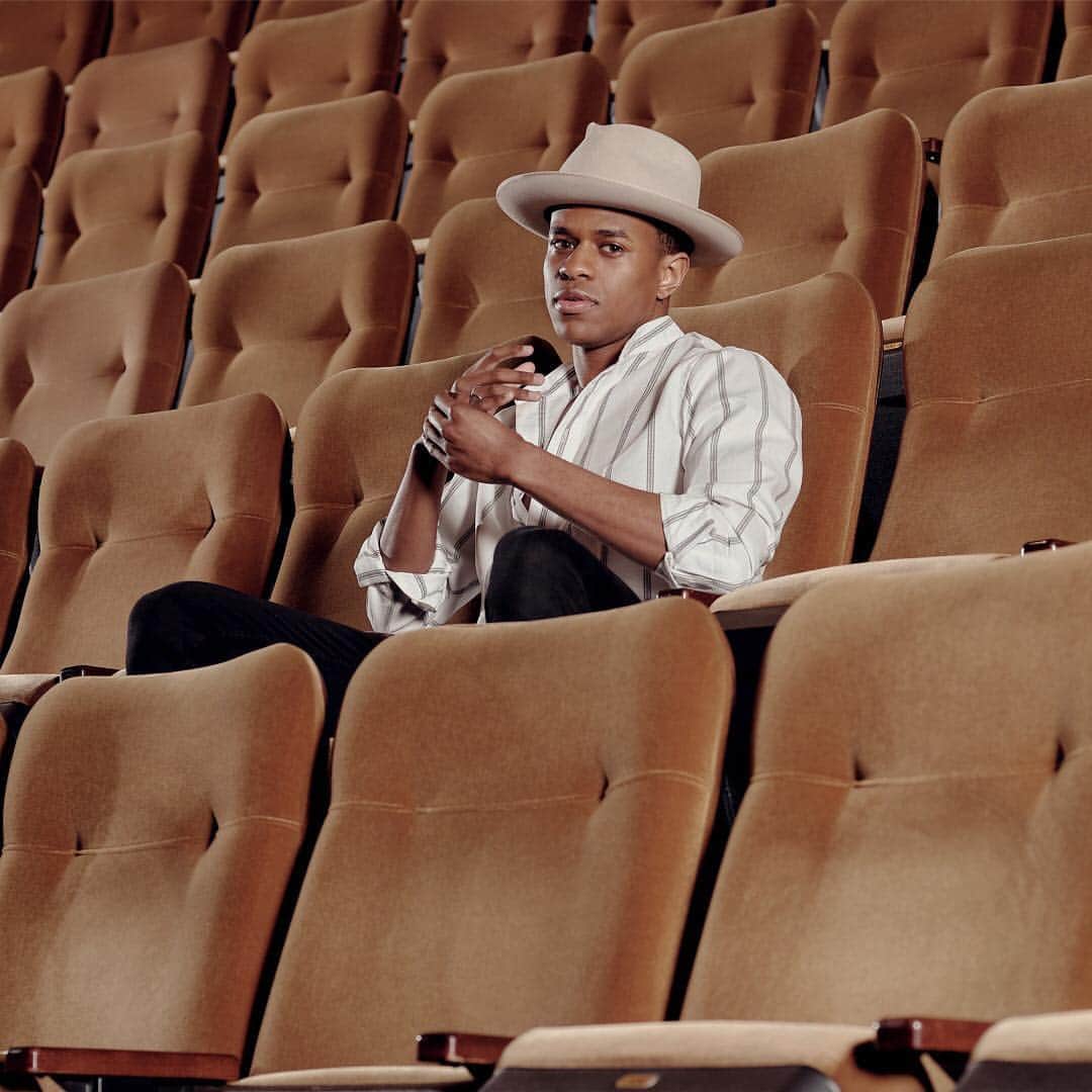 のインスタグラム：「Jeremy Pope hasn’t had a day off in weeks. The 26-year-old actor has gone from one Broadway show, “Choir Boy,” to another, “Ain't Too Proud,” without any break. “I just go day by day,” said @jeremypope, who’s photographed here by @vincenttullo. “I can’t give any power to stressing out.” In giving his final #ChoirBoy performance of Pharus, an endearing high-school singer who is black, queer and full of love for God, Jeremy was saying goodbye to a role he has carried with him for years: The play’s run Off #Broadway, in 2013, was his first professional job. #nytimes Culture editor @joshbarone sat down with Jeremy to talk about letting go of his “Choir Boy” role and what the play has meant to him and its fans. Visit the link in our profile to read more from the conversation.」