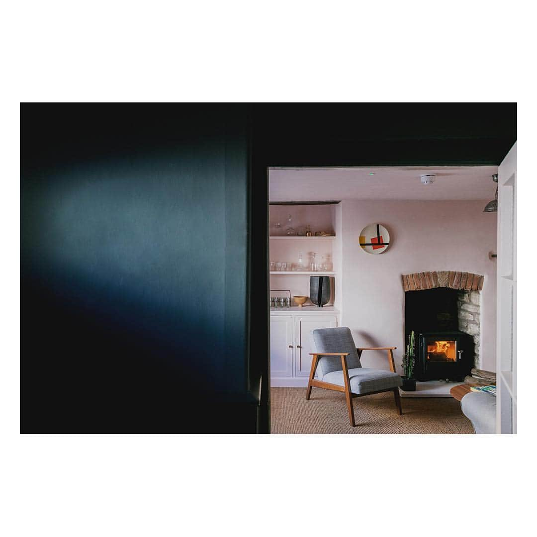 The Modern Houseさんのインスタグラム写真 - (The Modern HouseInstagram)「Our four-part film series ‘Living with Colour’, made in collaboration with @farrowandball continues with a visit to Caro shop founder Natalie Jones at her home in Bruton, Somerset.  #livingwithcolour #Farrow&Ball #themodernhouse #TMHxFaB」3月14日 0時35分 - themodernhouse