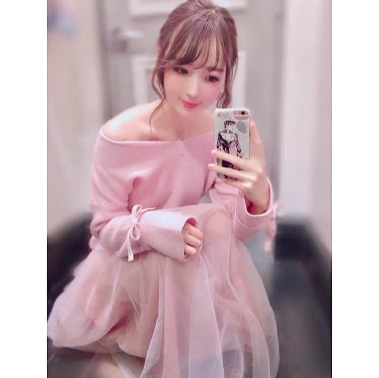 のインスタグラム：「今日の西口向上放送部は春を意識して @17kg_official のピンクのセットアップでした🌸 ・ 次回でこのメンバーでの放送も最後だと思うとさみしいなぁ😢 ・ #西口向上放送部 #西口プロレス #マシェバラ配信 #17kg_official #17kg #イチナナキログラム #韓国ファッション #instafashion #ootd #ピンク #pink」