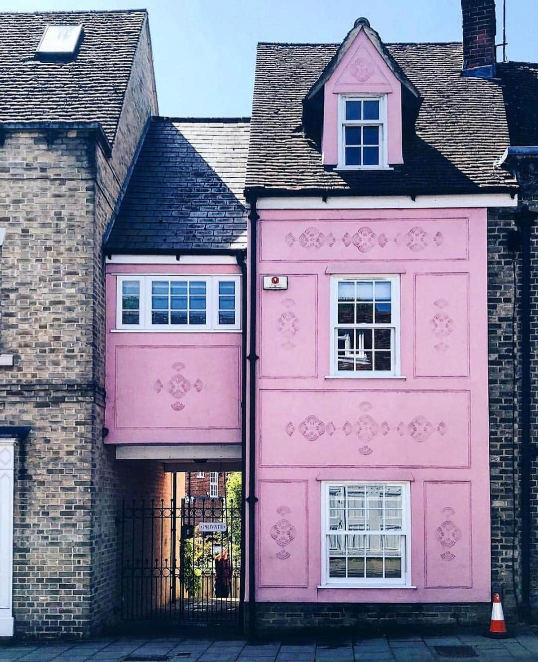 Grace Bonneyさんのインスタグラム写真 - (Grace BonneyInstagram)「Speaking of beautiful pink moments- I love this skinny home that @icebaby_icecreamvan captured and shared in #dspink #pink💕」3月14日 0時53分 - designsponge