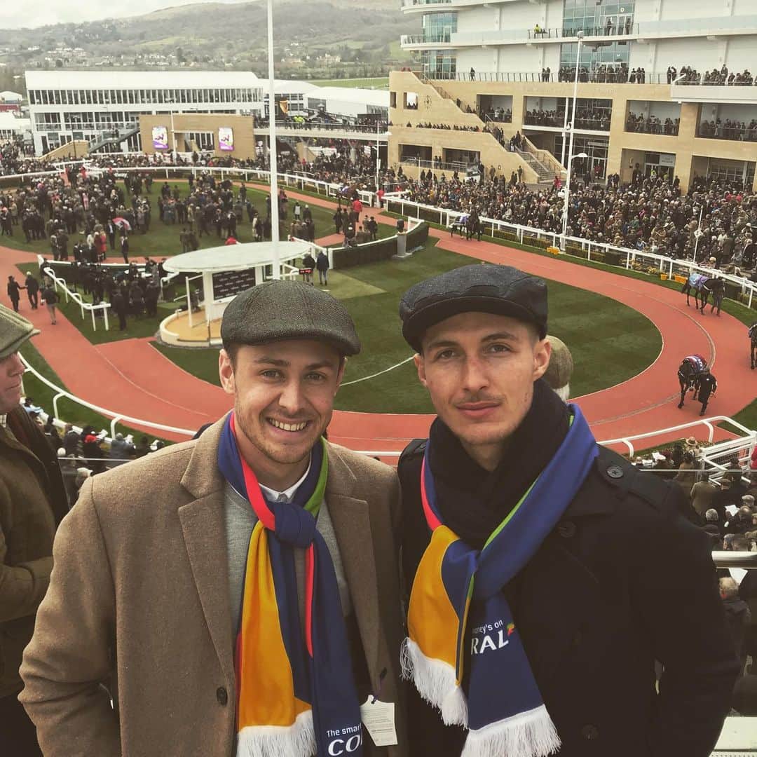 ハリー・コーニックのインスタグラム：「🐎」