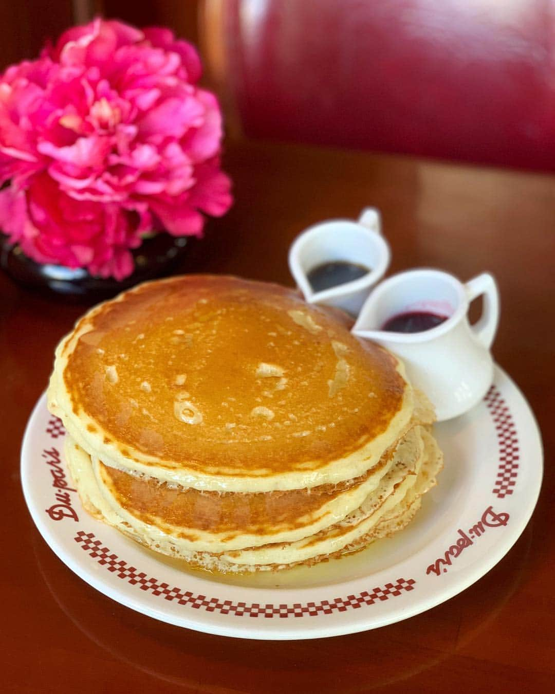 アレックス・シブタニさんのインスタグラム写真 - (アレックス・シブタニInstagram)「Yesterday was #NationalPancakeDay... and we missed it. But here are some pancakes from @duparsfarmersmarket. 🥞🎉」3月14日 1時12分 - shibsibs