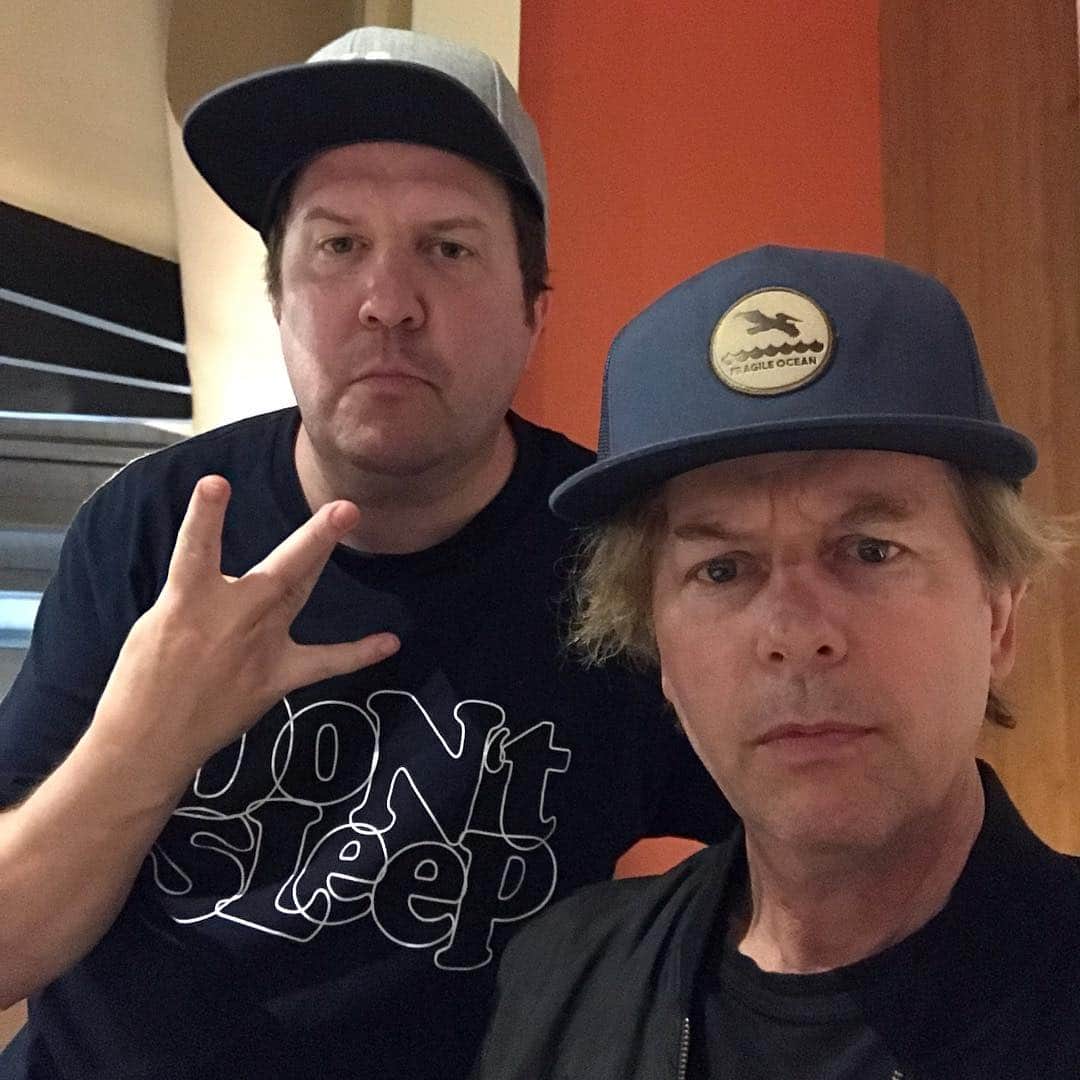 デヴィッド・スペードのインスタグラム：「Me and some goblin that crawled into my trailer from a local teen street gang. I signed his crooked hat and booted him. Otherwise shoot has been going great. #TheWrongMissy」