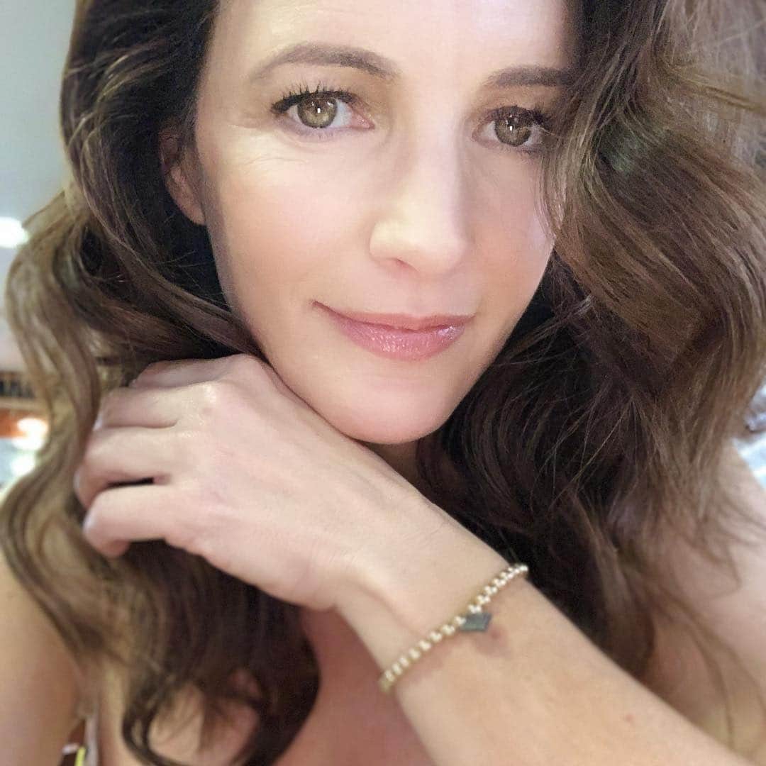 クリスティン・デイヴィスさんのインスタグラム写真 - (クリスティン・デイヴィスInstagram)「Wearing my good luck charm at work today.reminds me of the miracles all around us .... Thank you Rowen 💗and all of the family too 🙏🏼@joshauer  @amandaauer」3月14日 4時47分 - iamkristindavis