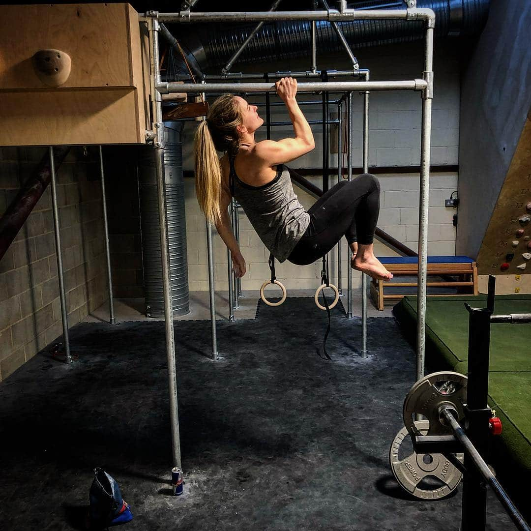 シャウナ・コックジーさんのインスタグラム写真 - (シャウナ・コックジーInstagram)「Being able to do a one arm pull up is a definite perk of all of this training.」3月14日 5時02分 - shaunacoxsey