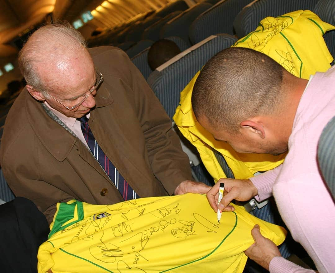 サッカー ブラジル代表チームさんのインスタグラム写真 - (サッカー ブラジル代表チームInstagram)「A história reconhece a história!  #BaudaSeleção #SeleçãoBrasileira #Zagallo #Ronaldo  Foto: Acervo CBF」3月14日 5時33分 - cbf_futebol