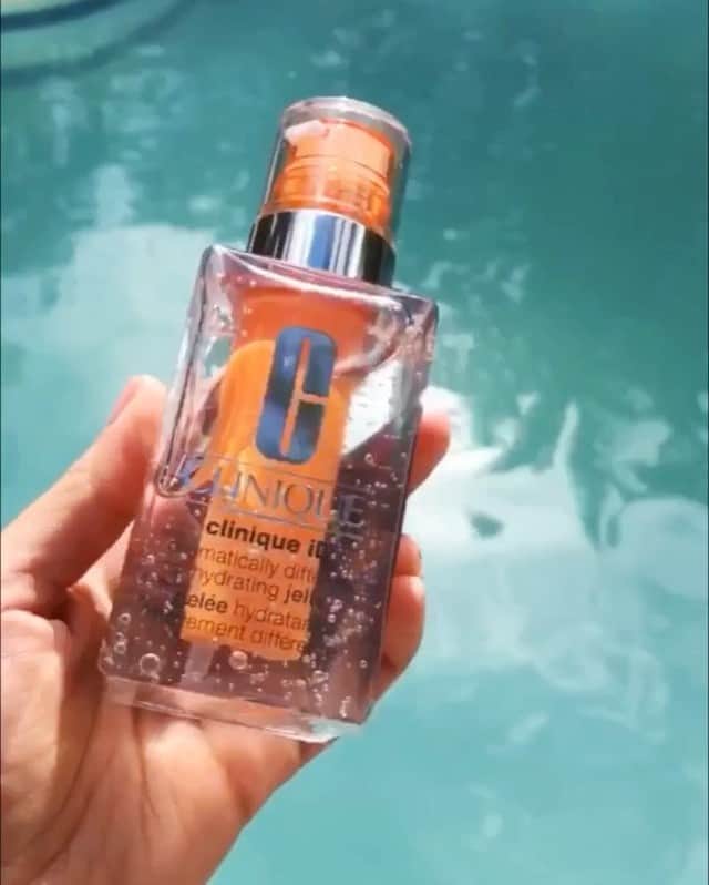 のインスタグラム：「Is it summer yet? 🌴👀 #CliniqueiD combination featured: Dramatically Different Hydrating Jelly with the Fatigue cartridge.  #Clinique #beauty #skincare #parabenfree #fragrancefree #happyskin」