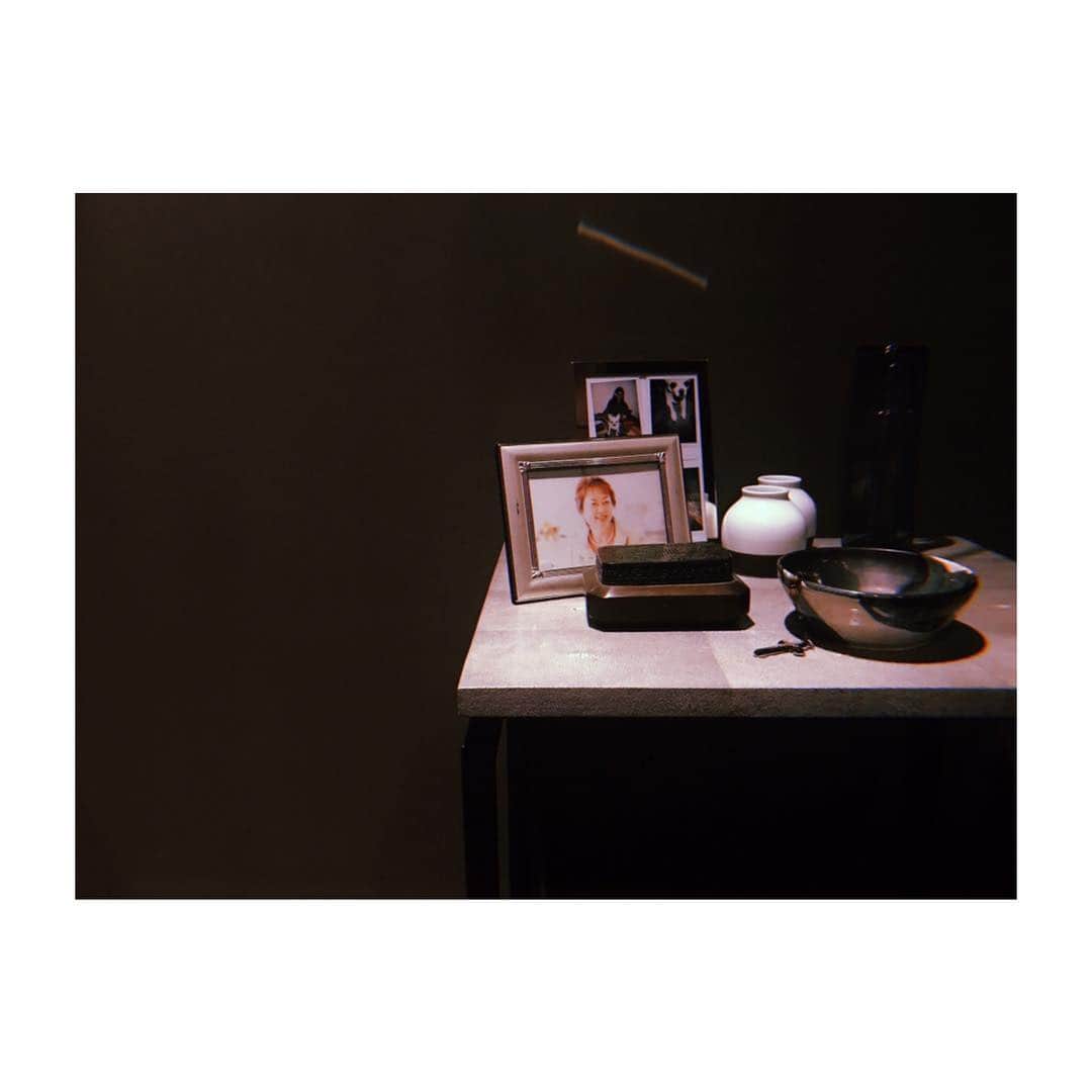 佐藤佳菜子さんのインスタグラム写真 - (佐藤佳菜子Instagram)「ロンドンの家のベッド脇にあるテーブルに母も引っ越してきました。近ごろの母は、私とともにどこにでも飛べるので、ある意味とても心強いです。  #ポータブルな母 #それから3枚目の天井から垂れている電球の具合があまり良くないのですが夫はどこでこれを買ったのか覚えていないそうです #うむ #どうやって買い換えるんじゃい #ロンドンの家」2月18日 15時24分 - kanakosato1019