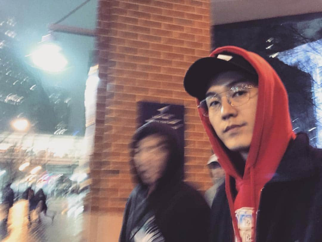 イ・ギウさんのインスタグラム写真 - (イ・ギウInstagram)「. Rainy Charlotte ////////////////////// #charlotte #northcarolina  #thelastnight #leekiwoo  #우산대신후드 #춥드」2月18日 15時42分 - lee_kiwoo