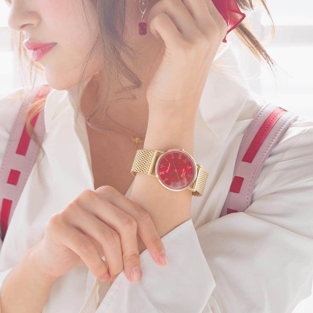 SuperGroupiesのインスタグラム：「❣️❣️❣️ ⠀⠀⠀⠀⠀⠀ ゴールドの腕時計が手元を華やかに🌟 ジャンヌがつけているバングルをイメージした腕時計💓  ジャンヌといえば「ロザリオ」‼️ ロザリオモチーフが映えるネックレスも 好評予約受付中です🙌🏻 ⠀⠀⠀⠀⠀⠀ ⠀⠀⠀⠀⠀⠀ ⠀⠀⠀⠀⠀⠀ ──────────────────────﻿ ＜商品情報＞﻿ 『神風怪盗ジャンヌ』コラボ #腕時計 ￥13,800 +tax  #ネックレス ￥10,800 +tax ⠀⠀⠀⠀⠀⠀ ※掲載商品は受注生産です。 ──────────────────────﻿ ⠀ ⠀⠀⠀⠀⠀⠀ ⠀⠀⠀⠀⠀⠀ ⠀⠀⠀⠀⠀⠀ ⠀⠀⠀⠀⠀⠀ #supergroupies#anime#japaneseanime#スーパーグルーピーズ#アニメ#アニメコラボ#ファッションにアニメを#アニメ好き#アニメバウンド #神風怪盗ジャンヌ #ジャンヌ #種村有菜 #アクセサリー #コーディネート #コーデ #おしゃれ #今日のコーデ #春コーデ #赤コーデ #腕時計くら部 #腕時計好き #데일리룩 #오오티디 #animebound #wear #fashion #wristwatch #necklace」