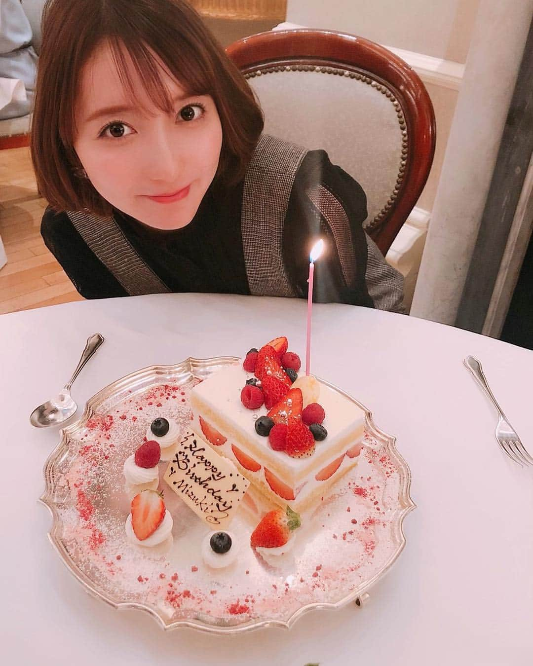 堀みづきさんのインスタグラム写真 - (堀みづきInstagram)「大好きなお友達にお祝いしてもらった🎉💘 みんなに出会えてよかった🥰 いつも本当にありがとう❤️ そんな今日は私達が出会った高校の卒業式なんだって🏫 懐かしいなぁ🌸 #laubergedelill #birthdaycake #オーベルジュドリルトーキョー」2月18日 16時39分 - mizuki_027