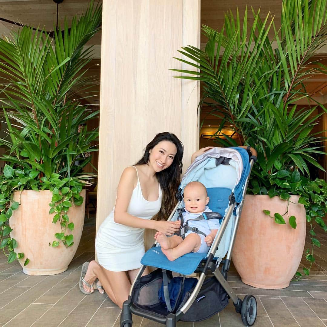 春名愛海さんのインスタグラム写真 - (春名愛海Instagram)「I feel like I’ve posted about MINU few times but I still get a lot of DMs about my stroller when I travel. I use @UPPAbaby MINU because it fits most overhead bin on a plane, but when it doesn’t have enough space and have to gate check it, I use their travel bag to make sure my stroller will be in a good shape when it comes out👶🏻❤️ 今回のハワイも @UPPAbaby のMINUを持って行きました🌈前回ゲートで預けたら引きずられてカバー破かれたので(目の前でされて、指摘したのに謝罪もないあたりがさすがアメリカだなーとしみじみ思いました)今回は専用のカバー兼バックパックにいれましたよ👌🏻 . . . #UPPAbaby #sponsored #ハワイ #boymom #happy #lalife #ハワイ旅行 #momlife #losangeles #japanesegirl #ロサンゼルス #カリフォルニア #ママスタ #子育てぐらむ #海外生活 #赤ちゃんのいる生活  #ママリ  #ママライフ #ベビーカー #stroller #jetsetlife #travelwithbaby #赤ちゃんと旅行」2月18日 7時56分 - amiharuna