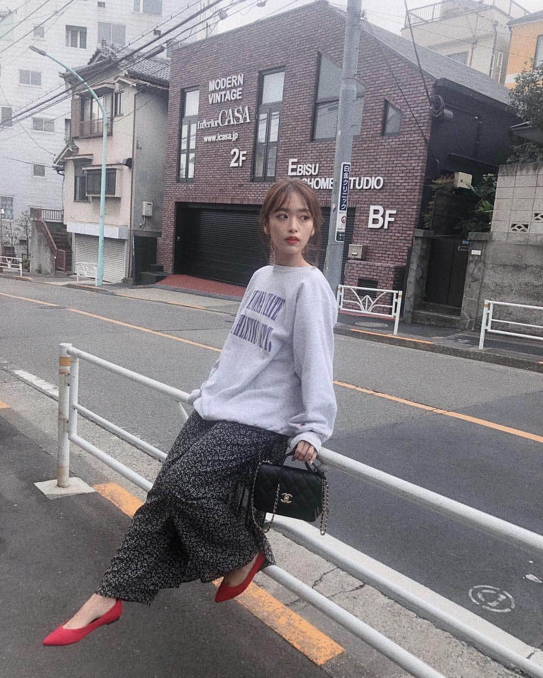 近藤千尋のインスタグラム：「GUさんのパンプスを使って 春コーデ🌸して撮影してもらいました💓 低反発クッションで 歩きやすいから最高です🤫❤️ このパンプスなら走れちゃう😗😗😗 スエットにパンプスの組み合わせが 私は好きだなぁ🥿✨ #gu_for_all #GUstyle #gupr #マシュマロパンプス #マシュマロポインテッドフラットシューズ」