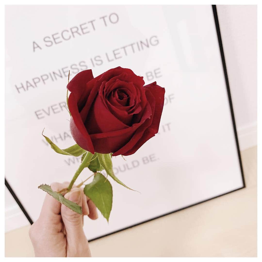 金香里のインスタグラム：「心にお花を。🌹 . . 固定観念や先入観を手放す練習をしていたら、やりたい事がどんどん増えてきて、 自分ってこんなんやりたいと思ってたんだ！今までの自分だったらあり得ない！とか新たな発見もあったり。 . 世界をもっと広く感じられて、誰かに決められた人生、クローン人間じゃなくて、ちゃんと自分の人生歩みたいなと思ったのであーーる。」