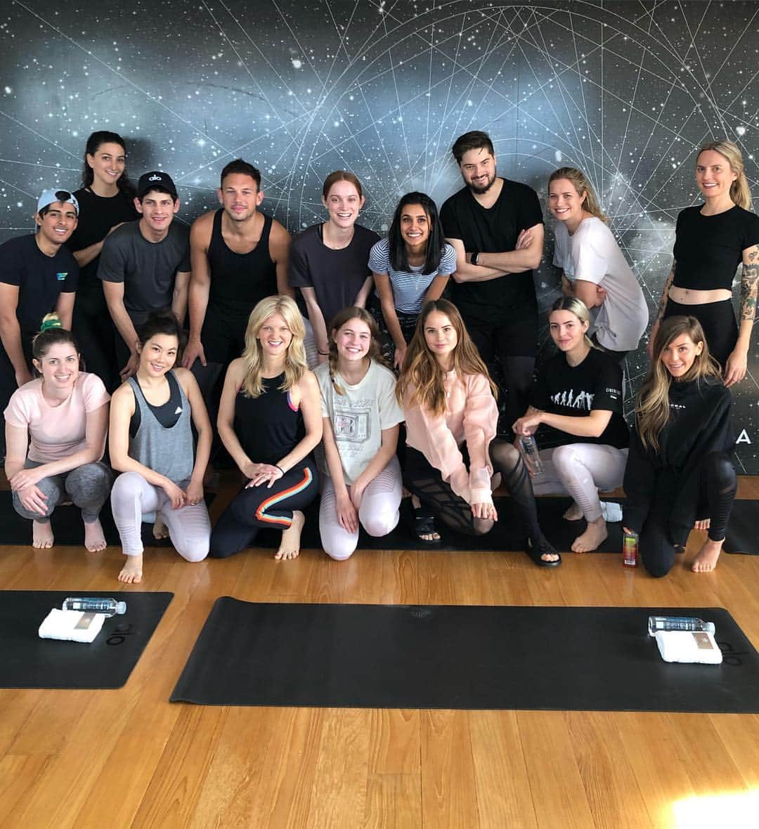 デビー・ライアンのインスタグラム：「so we know @aloyoga has always been responsible and mindful to keep humanity and healing at the heart of it BUT TODAY was next level. I hosted my friends to practice yoga, lean into gratitude for our bodies (and ability so easily taken for granted), get snacks and do good. We celebrated the strides @fshsociety takes in supporting those with FSHD, empowering this community and moving us towards a cure. (Third pic is all my angels, fourth pic is candid of us just swooning bc how much love showed up.) Gratitude rolling down my cheeks for everyone who participated or donates to Muscular Dystrophy research. Thank you.🌹 Namaste」