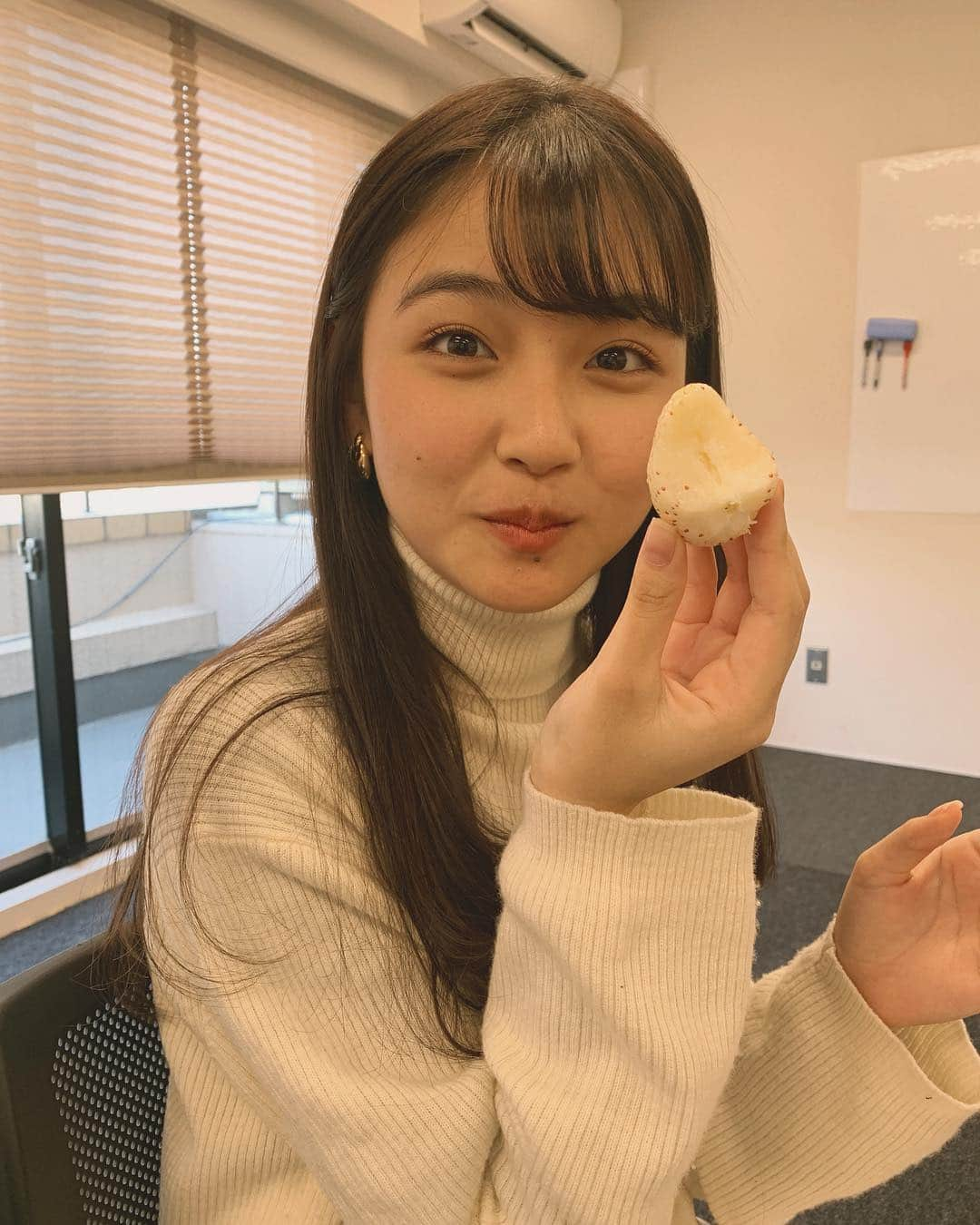 江野沢愛美さんのインスタグラム写真 - (江野沢愛美Instagram)「花音「え！中も！白いです！」 レッスン中に先生にいただいたイチゴ。 初めて白いイチゴを食べた花音。 リアクションが可愛かった。笑 #無条件に可愛い後輩 #全身白で白イチゴ #ちなみに私は全身黒 #白いイチゴ  #でもよく見ると手には赤いいちご笑 #美少女  #ごちそうさまでした」2月18日 12時10分 - enosawa_manami