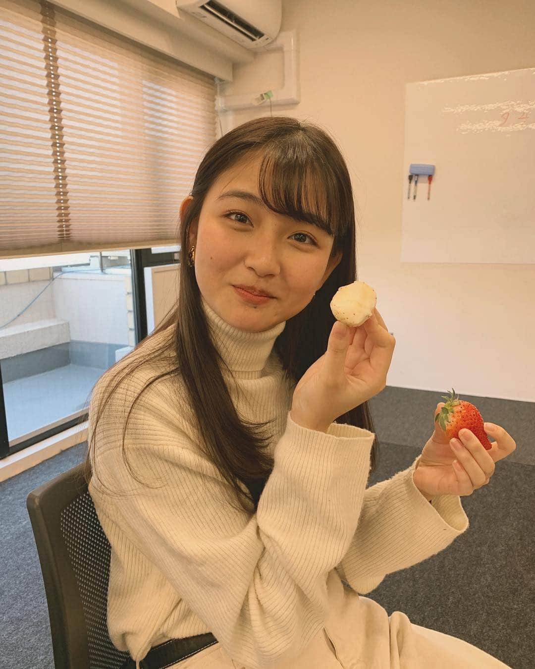 江野沢愛美さんのインスタグラム写真 - (江野沢愛美Instagram)「花音「え！中も！白いです！」 レッスン中に先生にいただいたイチゴ。 初めて白いイチゴを食べた花音。 リアクションが可愛かった。笑 #無条件に可愛い後輩 #全身白で白イチゴ #ちなみに私は全身黒 #白いイチゴ  #でもよく見ると手には赤いいちご笑 #美少女  #ごちそうさまでした」2月18日 12時10分 - enosawa_manami