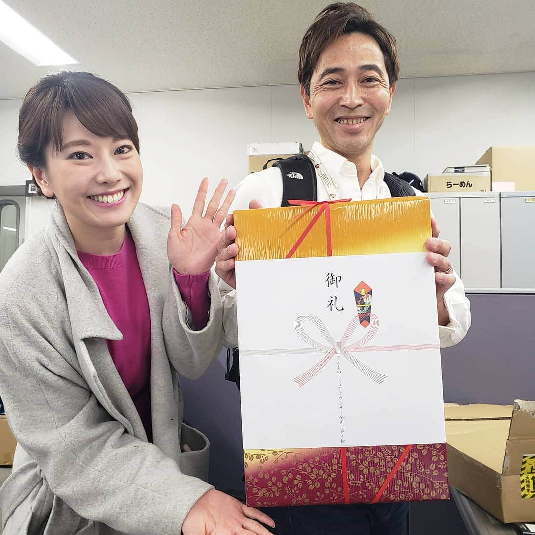 橋本真衣さんのインスタグラム写真 - (橋本真衣Instagram)「. 弊社のヤバウンサーに、 フジテレビさんから あのお菓子が届きました。 ありがとうございます🤗 . . #大谷アナ#やはりヤバウンサー#選ばれた#橋本的被害はティッシュ#通りで減るのが速いと思った#でもそれ以外は#すごくいい先輩#さあこの萩の月をどうするのか#32個入り#私たちのデスクに配ってくれるのか#またご報告します」2月18日 12時05分 - hashimotomai_tnc