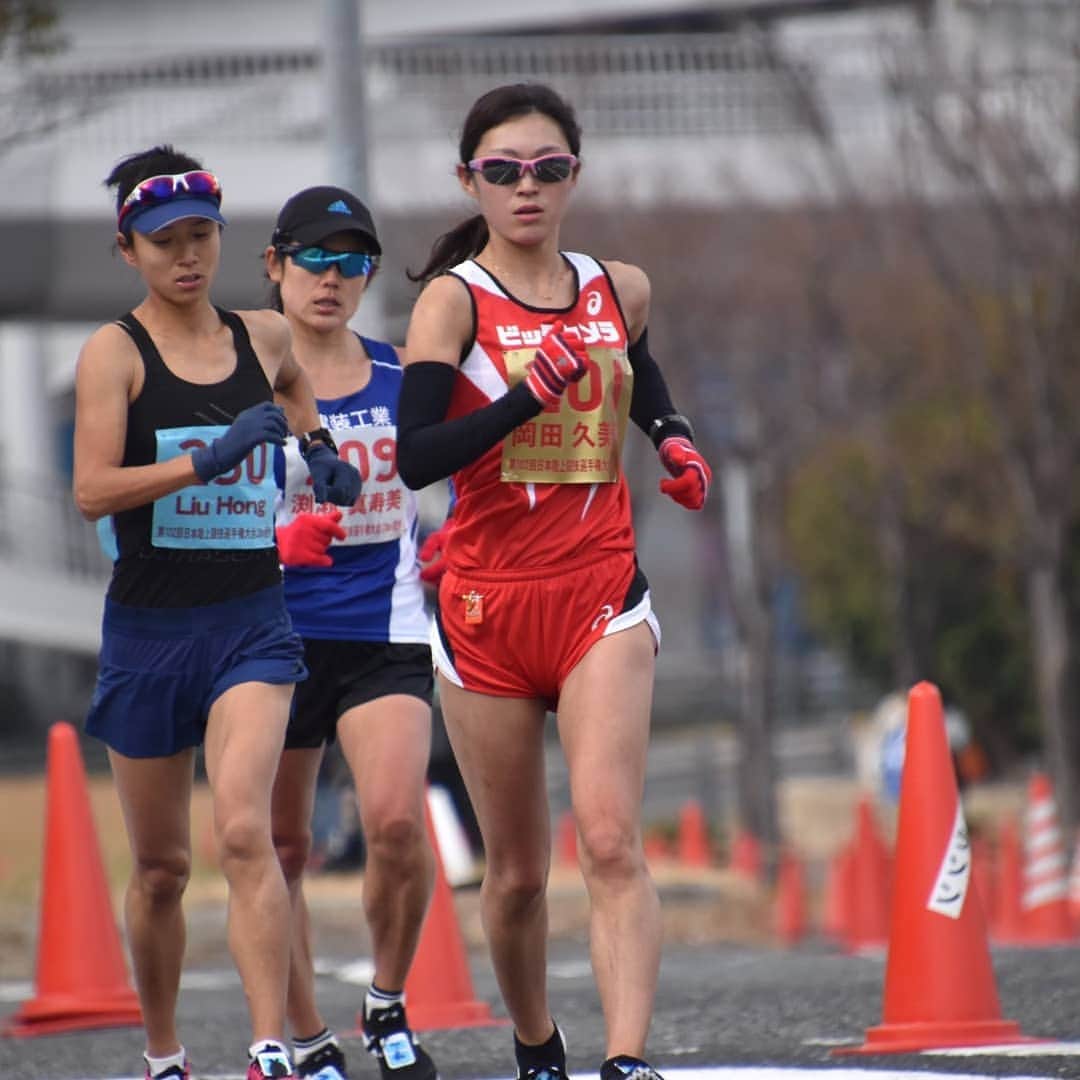 岡田久美子さんのインスタグラム写真 - (岡田久美子Instagram)「日本選手権20kmw1:28:26で優勝でした😂👑オープンで参加した世界チャンピオンのLiu Hong選手、出産後とは思えない強さ..後半の爆発的なスパートに対応できず私はまだまだ力不足でした！そして今回もたくさんの応援とサポートに感謝です。恵まれた環境、人達への恩返しは結果だけだと思うので、世界陸上気を引きしめてがんばります！#日本選手権競歩#競歩#doha2019#tokyo2020」2月18日 12時09分 - okaoka1017