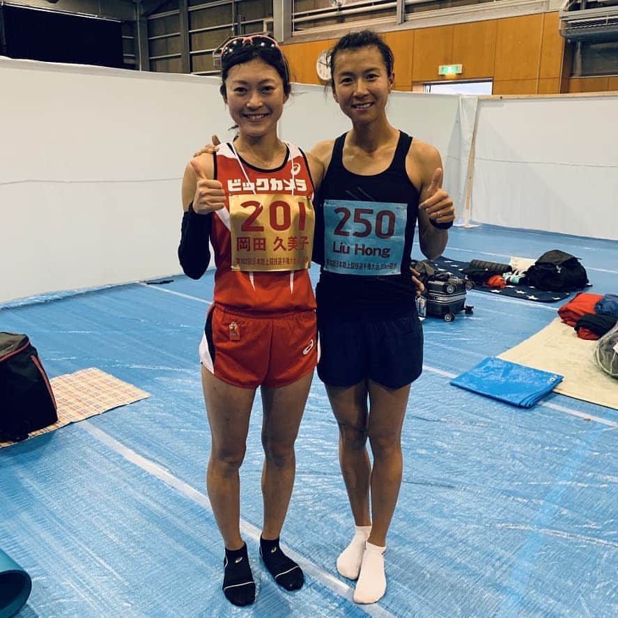 岡田久美子のインスタグラム：「日本選手権20kmw1:28:26で優勝でした😂👑オープンで参加した世界チャンピオンのLiu Hong選手、出産後とは思えない強さ..後半の爆発的なスパートに対応できず私はまだまだ力不足でした！そして今回もたくさんの応援とサポートに感謝です。恵まれた環境、人達への恩返しは結果だけだと思うので、世界陸上気を引きしめてがんばります！#日本選手権競歩#競歩#doha2019#tokyo2020」