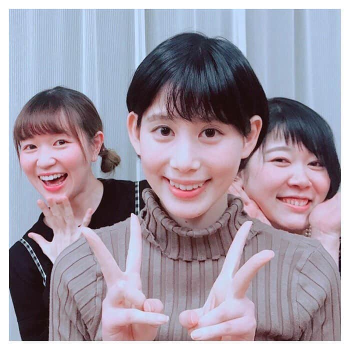 金城茉奈さんのインスタグラム写真 - (金城茉奈Instagram)「「伯爵のおるすばん」 本番まで後ひと月。 気を引き締めなきゃ…！ 昨日の稽古にて佑木つぐみさんと浅利ねこさんと写真を🙌🏻 稽古は本当に楽しくて楽しくて…。 皆さんにいい舞台をいい作品を届けられるようにします。 http://ticket.corich.jp/apply/97937/022/ #伯爵のおるすばん#mrsfictions#ミセスフィクションズ#吉祥寺シアター#舞台」2月18日 12時18分 - mn75aa