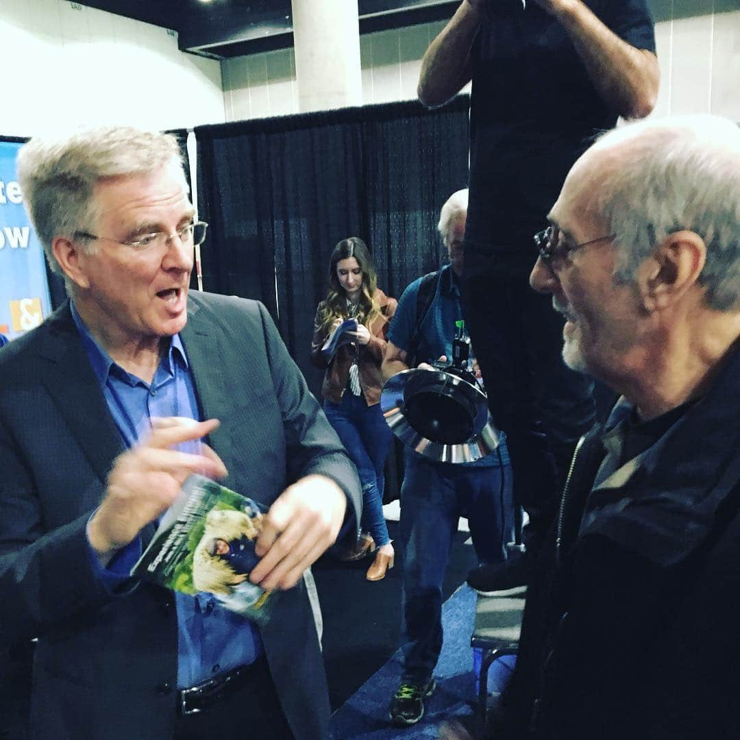 デイビット・マークスのインスタグラム：「On the other side of the autograph line for a change! Thank you to #ricksteves for an entertaining and informative lecture today on traveling through Europe. 👍 #traveltips (thanks to @ajoboaugogo for the photo)」