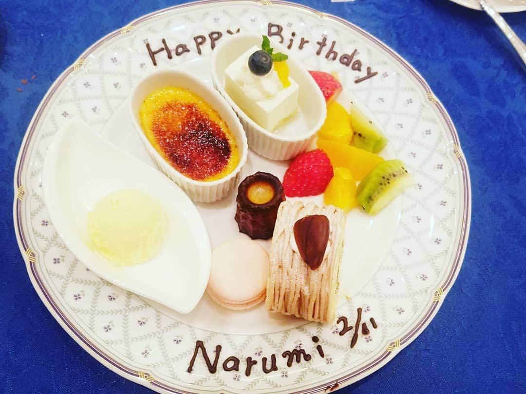 槇谷玲美のインスタグラム：「尊敬するカメラマンさんと某局アナウンサーさんの結婚式で💕久しぶりに司会ではなくゲストとして出席。幸せオーラをわけて頂きました。ありがとう✴#結婚式#サプライズでお祝いして頂きました#誕生日前日のサプライズ#スイーツ#ケーキ」