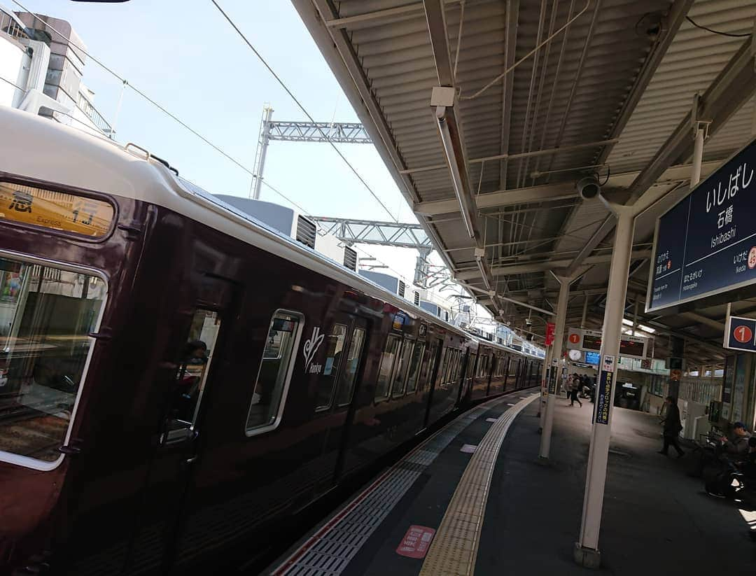 代走みつくにさんのインスタグラム写真 - (代走みつくにInstagram)「阪急石橋駅も、車両傾き具合よし！  #阪急電車 #石橋駅 #宝塚線 は #傾き天国 #池田と川西能勢口はホームの雰囲気似てて、よく降り間違う」2月18日 13時10分 - daisomitsukuni